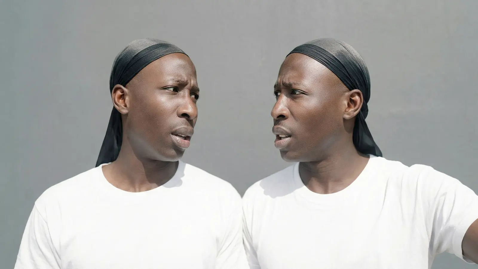 Khaby Lame schaut sich seinen digitallen Zwilling an